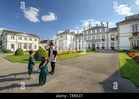 France, Morbihan, Pontivy, les enfants la journée sur les traces de Napoléon, en face de l'hôtel de ville Banque D'Images