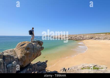 France, Morbihan, Houat, côte ouest, randonneur en face de la plage de Portz Plouz Banque D'Images