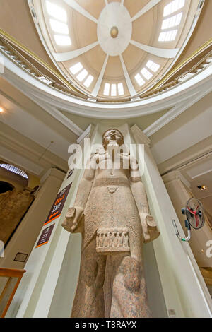 Colosse de Ramsses II sculpté avec les noms et titres des Merneftah ou Merenptah au Musée des Antiquités égyptiennes Le Caire Egypte Banque D'Images