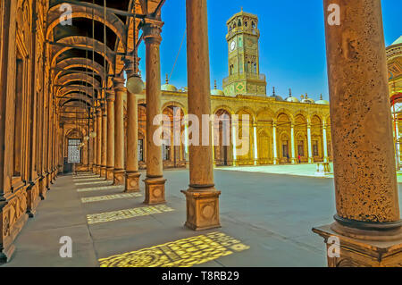 Les colonnes de la cour de la mosquée d'Ali Pasha (ou Mosquée d'Albâtre) Le Caire Egypte Banque D'Images