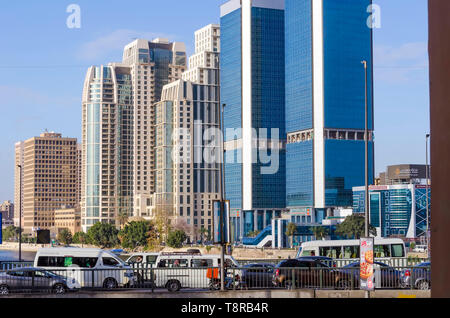 Gratte-ciels modernes le long de la corniche du nil face à l'île de gezira, trafic sur le pont vers le Caire Egypte, Banque D'Images