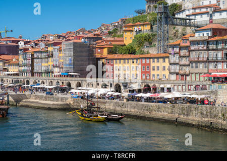 Douro River Waterfront à Gaia avec Barrio La Ribeira sur rivière et bateaux Rabelo. Le Portugal . Banque D'Images