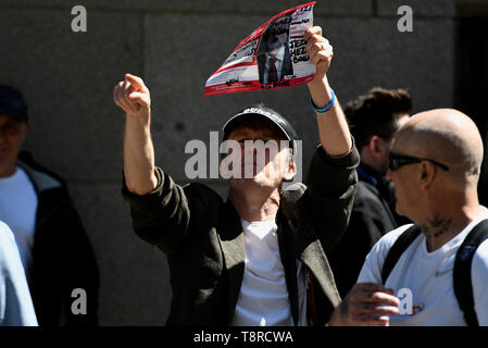 Les partisans de Tommy Robinson sont vus en dehors de la collecte d'Old Bailey à Londres au cours de l'audience. Le leader de droite Tommy Robinson, dont le vrai nom est Stephen, Yaxley-Lennon est allé(e) à la Haute Cour pour dernière audience pour outrage. Pro Tommy Robinson manifestants rassemblés à l'extérieur de l'Old Bailey, tout en Yaxley-Lennon, alias Robinson a parlé. Banque D'Images