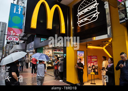 Les piétons vu en passant devant un restaurant fast-food McDonald's dans la chaîne de Mong Kok, Hong Kong. Banque D'Images