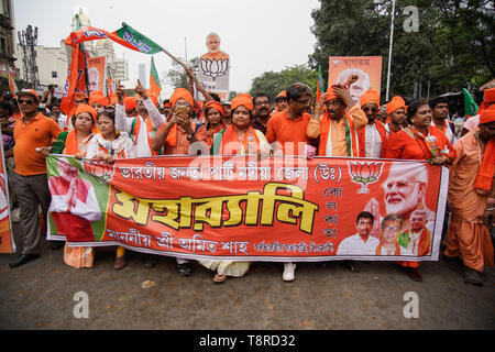 Bharatiya Janta Party ou partisans du BJP holding vu une bannière pendant le spectacle de Kolkata. Bharatiya Janata Party (BJP) président Amit Shah le mardi a tenu une mega roadshow à Calcutta avec l'appui des candidats du parti de l'avant de la phase finale de la Lok Sabha sondages. Banque D'Images