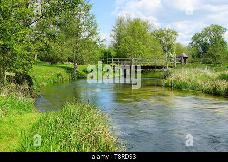 Pont sur la rivière de tester près de Stockbridge Banque D'Images