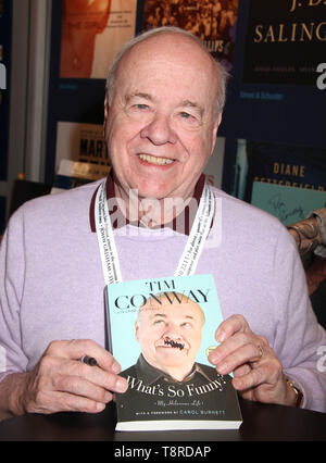 14 mai 2019 : New York, NY, USA : Fichier : l'acteur et humoriste TM CONWAY, mieux connu pour son travail sur ''Le Carol Burnett Show'', est décédé mardi matin à Los Angeles, selon son publiciste. Sur la photo : le 30 mai 2013 - New York, New York, États-Unis - auteur/comédien TIM CONWAY assiste à la Book Expo America '2013' qui s'est tenue au Centre Jacob Javits. (Crédit Image : © Kaszerman ZUMAPRESS.com)/Nancy Banque D'Images