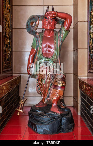 Hong Kong, Chine - mars 8, 2019 : Tung Ping Shan Temple dans le quartier d'aile Tsuen. Peau rouge statue diable comme partenaire et de l'opposant dieux Taoïstes. Banque D'Images