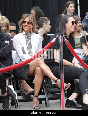 14 mai 2019 - Los Angeles, CA, USA - LOS ANGELES - 14 MAI : Halle Berry à la main et pied de Keanu Reeves Imprimer Cérémonie au théâtre chinois de Grauman, IMAX le 14 mai 2019 à Los Angeles, CA (crédit Image : © Kay Blake/Zuma sur le fil) Banque D'Images