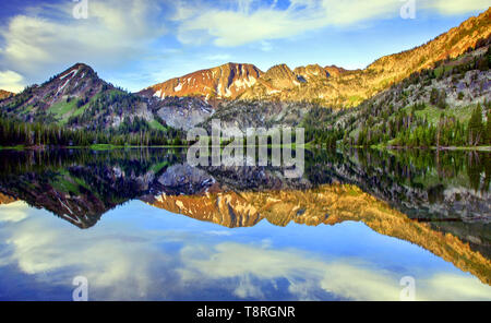 Lever du soleil sur le lac de l'anéroïde dans l'Est de l'Oregon's Wallowa montagnes près de Joseph Oregon Banque D'Images