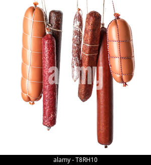 Différents types de saucisses sur fond blanc Banque D'Images