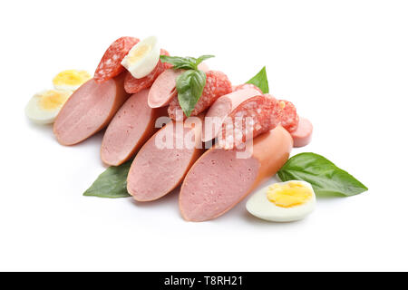 Différents types de saucisses sur fond blanc Banque D'Images
