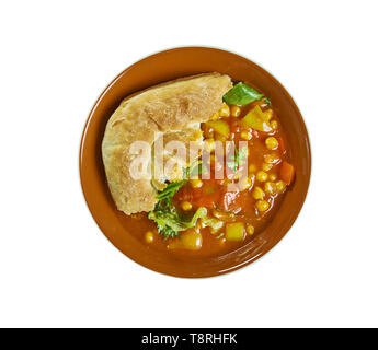 Le pois chiche, le poivron rouge et les épinards curry aromatisé avec du gingembre, de piment, cumin, garam masala et le curcuma Banque D'Images