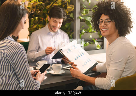 Les jeunes dans l'équipe entreprises cafe, avoir pause café Banque D'Images