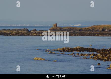 Dame Janet Anstruther's Tower et géologie grès carbonifères exposées le long de la côte de Fife à marée basse sur un matin d'été. L'Écosse, Royaume-Uni Banque D'Images