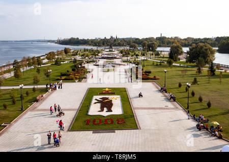 YAROSLAVL, Russie - le 21 septembre 2018 : Vue de l'allée des fontaines et le monument en l'honneur du 1000e anniversaire de Yaroslavl sur la Strelka Banque D'Images