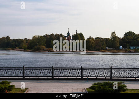 YAROSLAVL, Russie - le 21 septembre 2018 : Vue de l'allée des fontaines et le monument en l'honneur du 1000e anniversaire de Yaroslavl sur la Strelka Banque D'Images