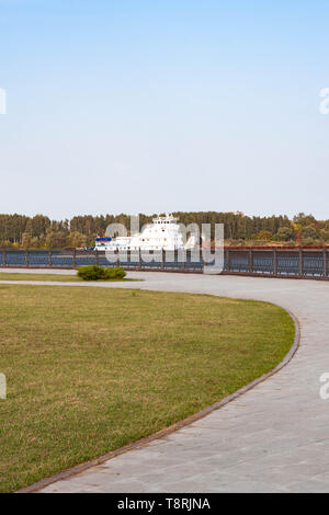 YAROSLAVL, Russie - le 21 septembre 2018 : Vue de l'allée des fontaines et le monument en l'honneur du 1000e anniversaire de Yaroslavl sur la Strelka Banque D'Images