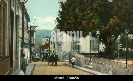 Santiago de Cuba - "Calle de Santo Tomas', 1907. Créateur : Inconnu. Banque D'Images