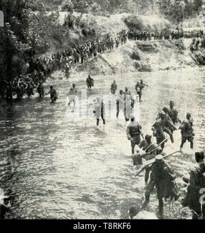 'Le King's African Rifles traversant le fleuve Ruwu, Afrique orientale allemande", (1919). Créateur : Inconnu. Banque D'Images