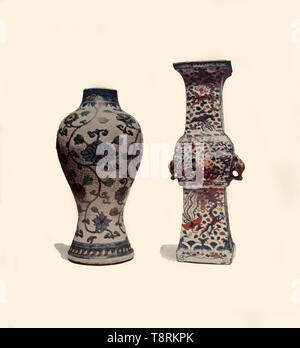 Deux vases en porcelaine émaillée, Chinois, 15ème-17ème siècles, (1908). Créateur : Inconnu. Banque D'Images