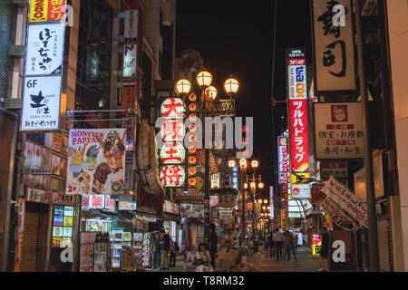 Vue de nuit des bars et restaurants à Osaka, Japon. Banque D'Images