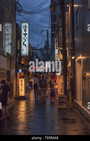 Vue de nuit des bars et restaurants à Osaka, Japon. Banque D'Images