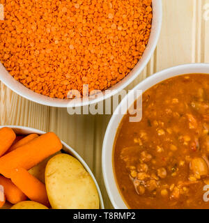 Bol de soupe aux lentilles fraîches maison Banque D'Images