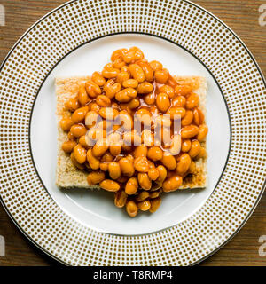 Des haricots blancs à la sauce tomate sur Toast Banque D'Images