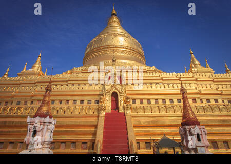 La pagode Shwezigon à Bagan (Myanmar) Banque D'Images