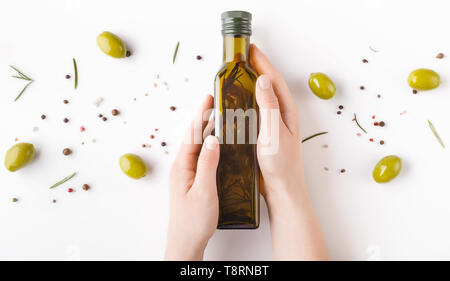 Bouteille avec de l'huile d'olive dans woman's hands Banque D'Images