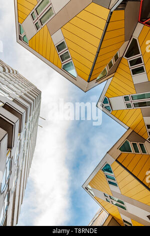 Maisons Cube - Holland Casino à Rotterdam Pays Bas - l'architecte Piet Blom - maisons jaune - architecture moderne - maisons modernes - maison moderne