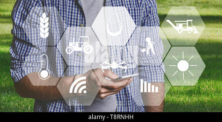 Homme farmer with digital tablet in champ à l'aide d'apps Banque D'Images