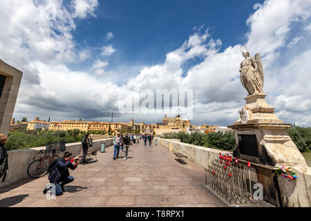 Prendre des photos de la statue de l'archange Saint Michel l'Ange dans le pont romain sur le Guadalquivir et la mosquée-cathédrale de Cordoue, Banque D'Images