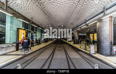 Au sud de Bruxelles / Belgique - 03 21 2018 : Les voyageurs en attendant le tramway, bus, métro et train au moyeu de la rue couverte de liaisons ferroviaires du sud de Bruxelles Banque D'Images