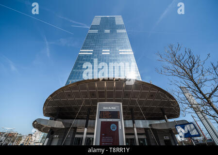 Au sud de Bruxelles / Belgique - 03 21 2018 : La Tour du Midi Bruxelles Sud - Zuidertoren belge de l'administration financière et la tour des pensions Banque D'Images