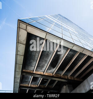 Au sud de Bruxelles / Belgique - 03 21 2018 : La Tour du Midi Bruxelles Sud - Zuidertoren belge de l'administration financière et la tour des pensions Banque D'Images