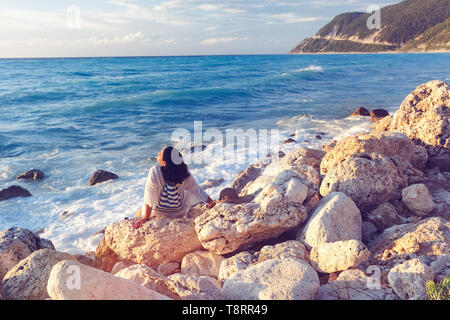 Belle femme de détente à la mer Banque D'Images