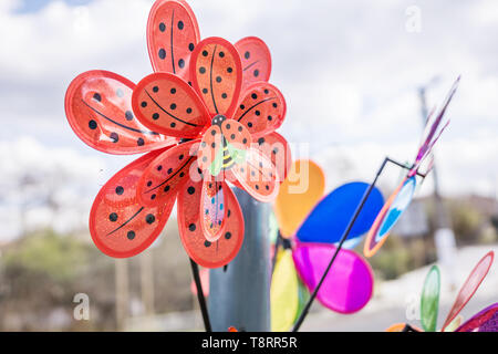 Close-up d'une décoration de jardin, d'un carrousel avec paillettes couleur ailes de coccinelle et coccinelle au milieu. Jardin Concept. Banque D'Images