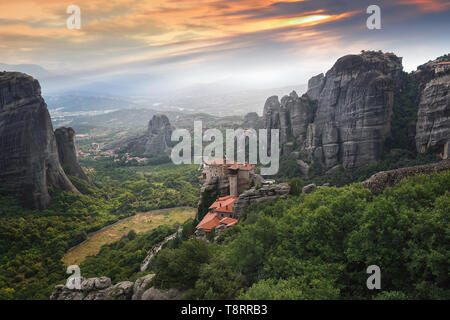 Belle vue panoramique sur la vallée et les météores les monastères sacrés de Rousanou, St Nikolaos Anapafsa, Great Meteoron et Varlaam à distance, Grèce Banque D'Images