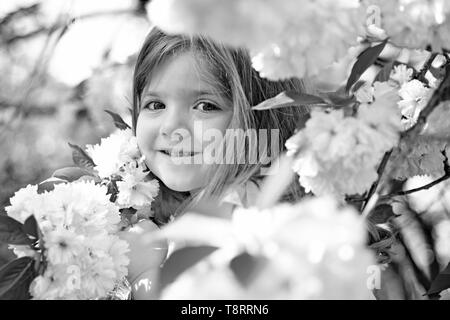 La fête des mères. Petit enfant. La beauté naturelle. Journée des enfants. Summer girl fashion. Enfance heureuse. visage et soins. allergie aux fleurs. Printemps Banque D'Images