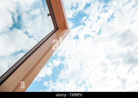 Fenêtre ouverte sur le ciel nuageux Banque D'Images