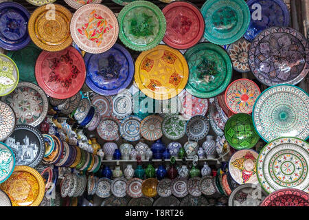 L'arabe traditionnel fait main, les plaques décorées en couleurs tiré sur le marché à Marrakech, Maroc, Afrique. Banque D'Images