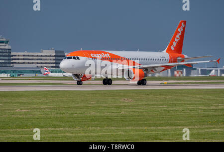 MANCHESTER, Royaume-Uni - 20 avril 2019 : Easyjet Airbus A320 roulement au départ Banque D'Images