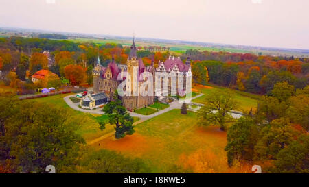 L'un des plus beaux palais au milieu de la forêt - air naturel - un endroit plus que magnifique, superbe dans le nord de la Pologne Banque D'Images