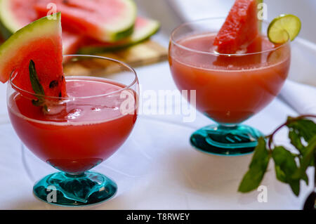 Les boissons de jus de pastèque avec garniture. Concepts pour la fraîcheur,alimentation saine,cocktails, menus, printemps, été. Sur un tissu léger with copy space Banque D'Images