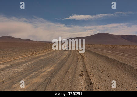 Le vélo la route ouverte sur la grande saline de Salar de Uyuni, Bolivie Banque D'Images