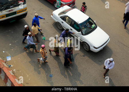 La police d'une marche avec trois prisonniers sur la route de violer les droits de l'homme. Gazipur, Tongi, Bangladesh Banque D'Images