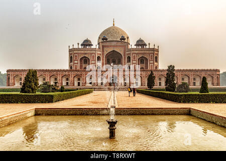 Delhi, Inde - 10 Nov 2018 : les touristes visitant Humayun Tomb complex UNESCO World Heritage site construit au 16ème siècle et situé dans la région de Nizamuddin East, D Banque D'Images