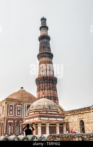 Delhi, Inde - 10 Nov 2018 : les touristes visitant Qutub ou Qutab le plus haut minaret du monde composé de briques, de 73 mètres de hauteur. C'est monde de l'UNESCO Il Banque D'Images